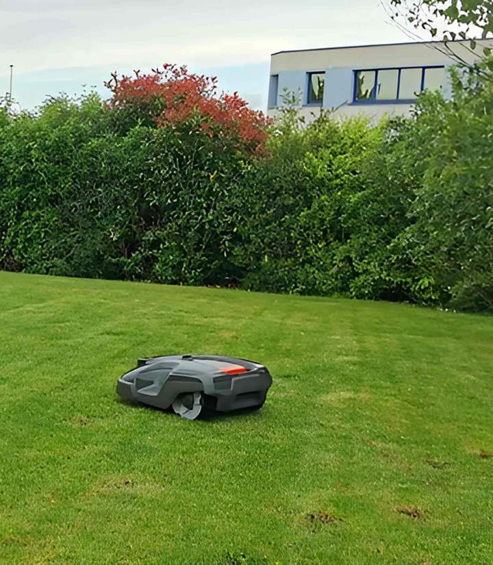 Fini la corvée de tonte, place au robot !